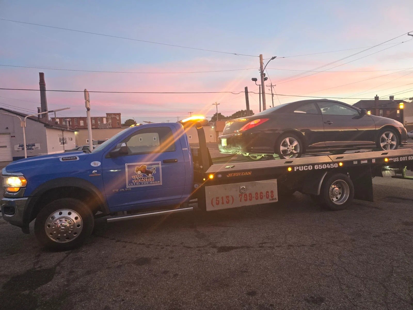 Camión grúa Vatos Locos Towing en la calle